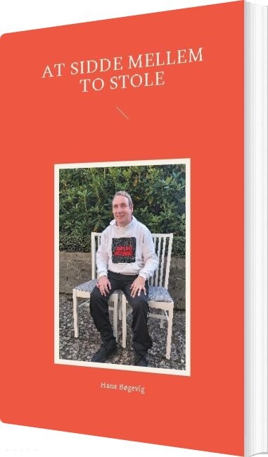 At Sidde Mellem To Stole - Hans Bøgevig - Bog - Books On Demand