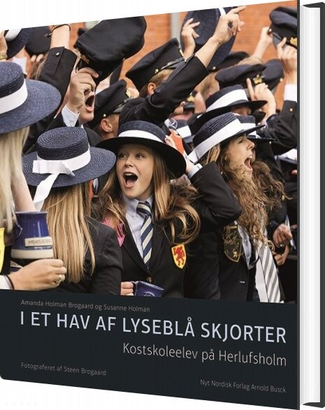 I Et Hav Af Lyseblå Skjorter - Susanne Holman - Bog - Gyldendal