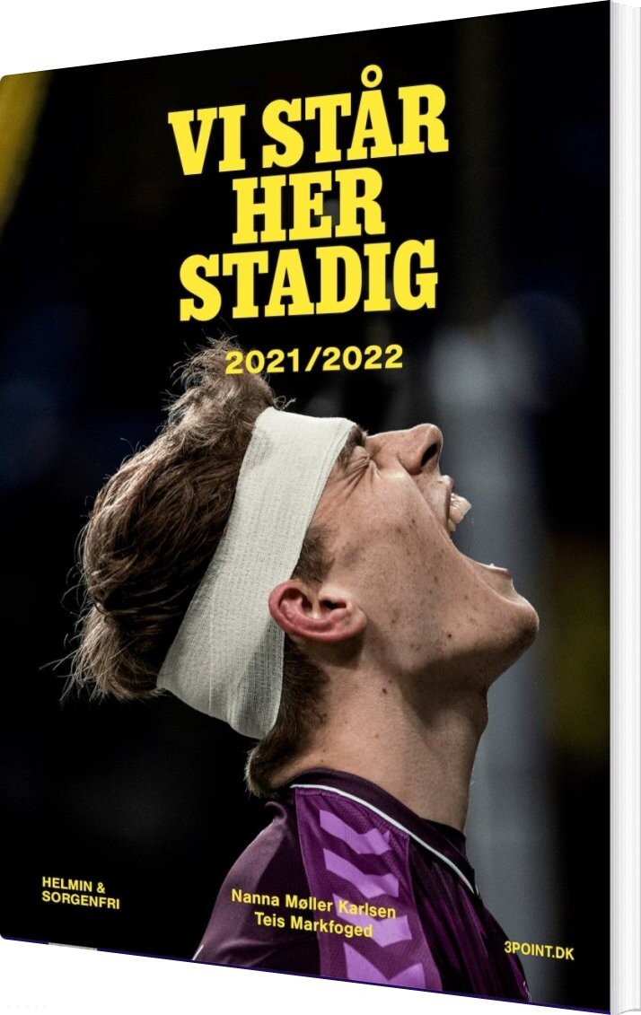 Vi Står Her Stadig 2021/2022 - Nanna Møller Karlsen - Bog - Helmin & Sorgenfri